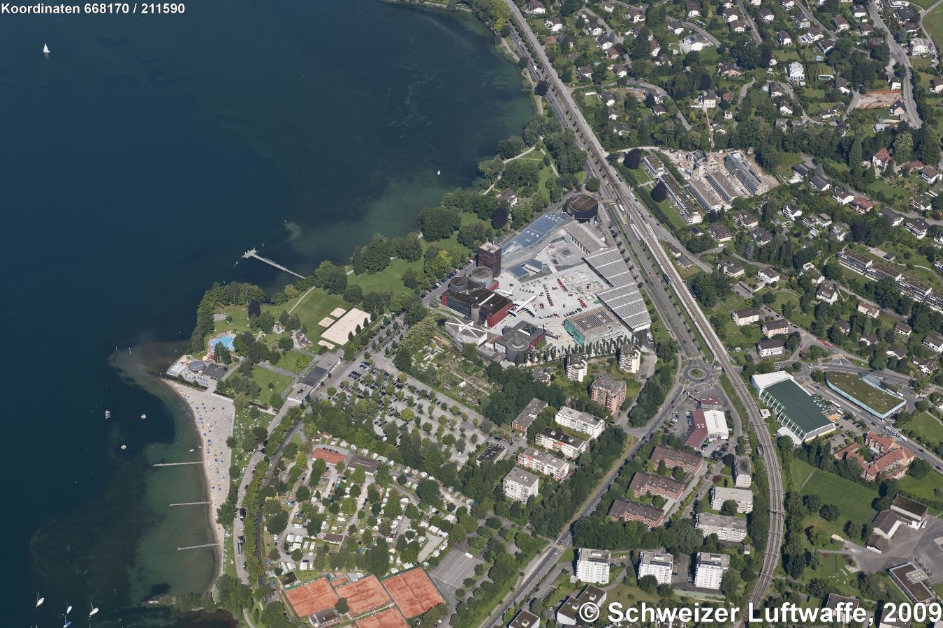 Verkehrshaus der Schweiz (2'668'225.85, 1'211'707.34), Schifflände und Parkanlage 'Lido'. Es ist ein Verkehrs- und Kommunikationsmuseum mit Planetarium, Filmtheater, Swiss Chocolate Adventure. 2024 verzeichnete das Museum mehr als 1 Million Eintritte.